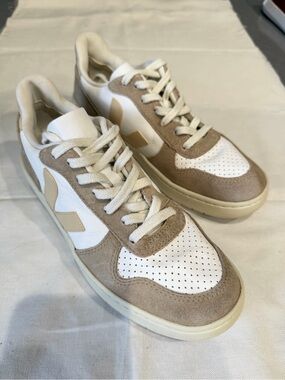 Veja women’s Sneakers in White, Tan & Cream